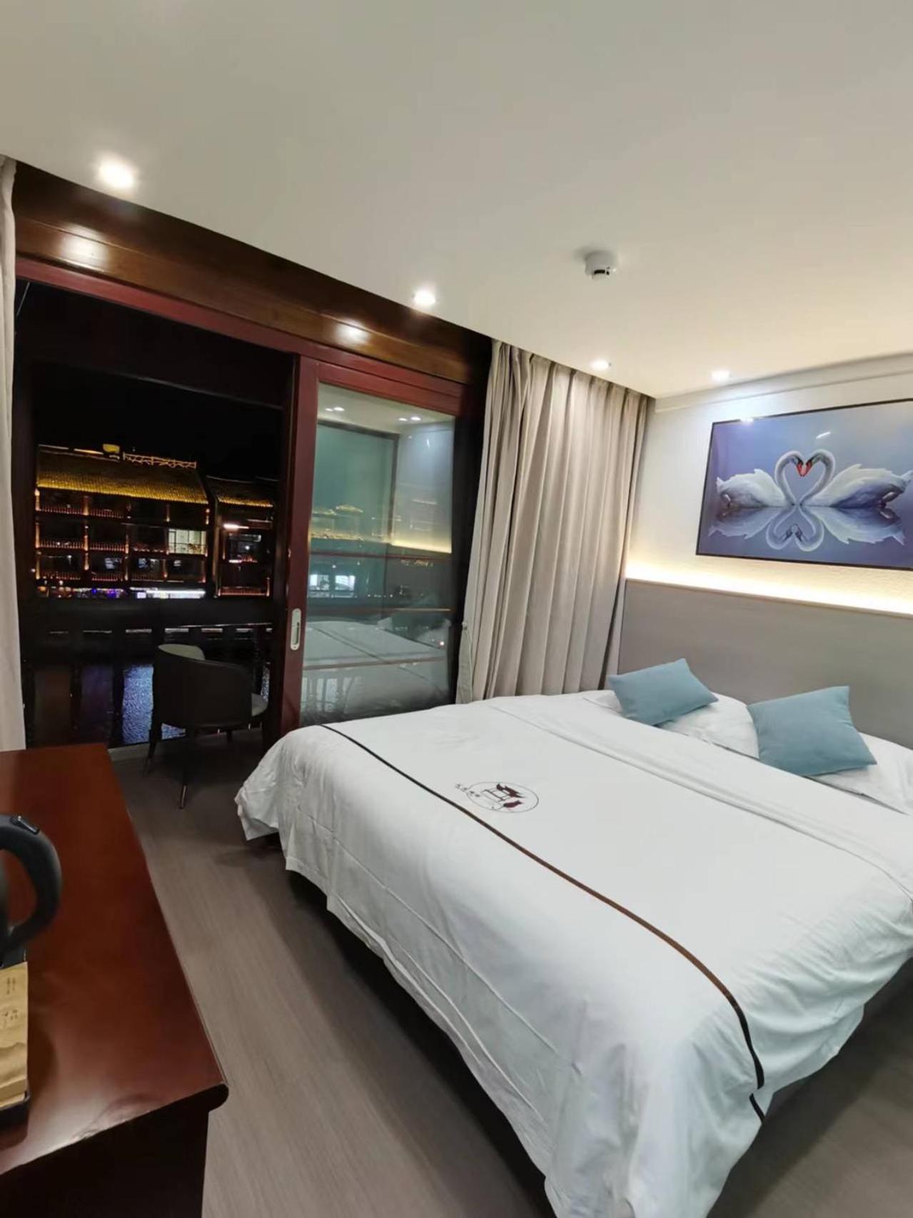 Fenghuang Ancient Town Lazy Cat Riverside Inn Exterior foto